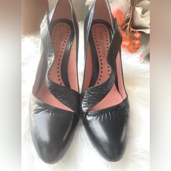 Vintage Black Loius Vuitton Pumps in Great Condition - Picture 1 of 7